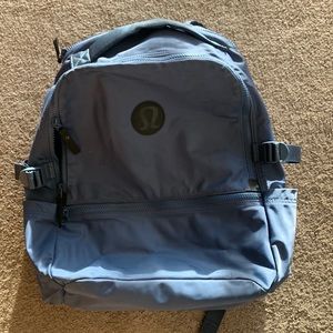 LULULEMON NEW CREW BACKPACK 22L in used condition (BROKEN ZIPPER) *see photos